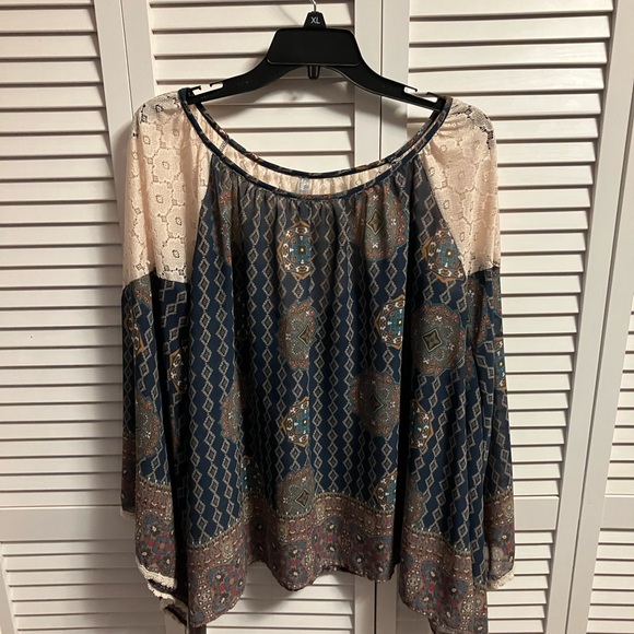 Stunning 2tee Couture Blouse bell sleeves NWOT - Picture 3 of 6